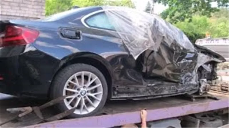 شاهد.. تحويل سيارة «Bmw» لـ zero بعد 20 دقيقة من حادث مروع