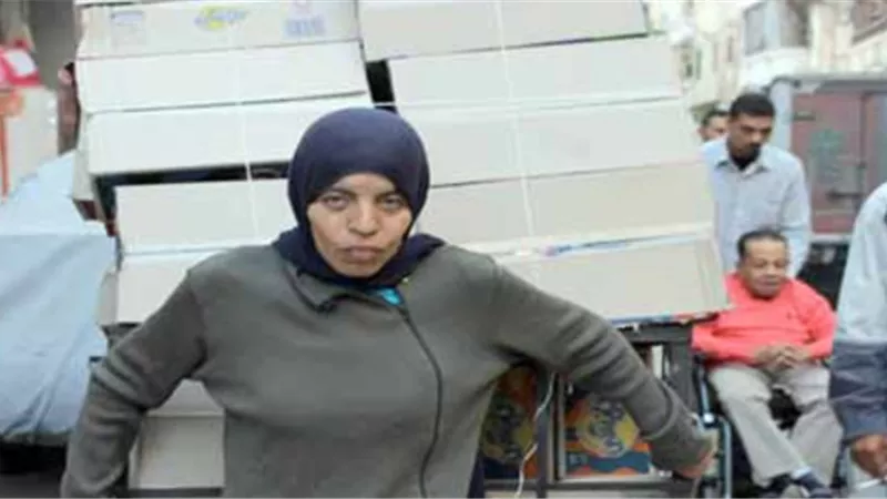 غداً.. وزير الإسكان يسلِّم «فتاة العربة» شقتها بالإسكندرية