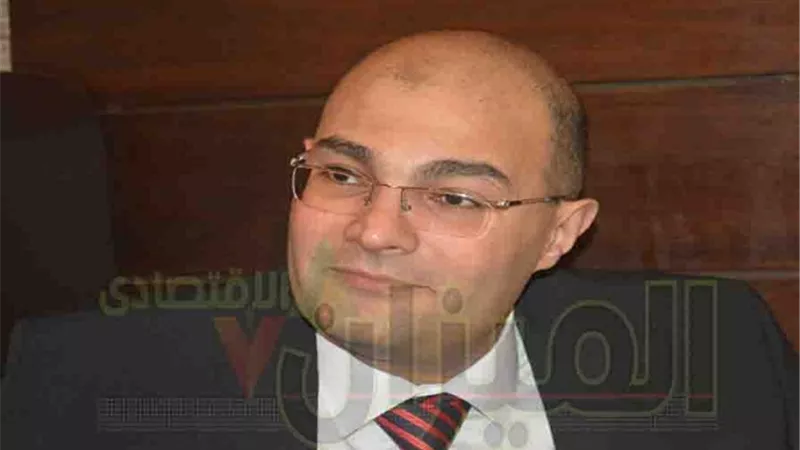 محافظ «المركزى» فى ورطة بسبب تصريحاته.. «الحكيم»: التعويم نقل «السوق السوداء» للبنوك.. «خزيم»: القضاء علي«الموازية» يتطلب توفير الدولار.. و«الصرافات»: نبيع ونشترى بشكل طبيعى