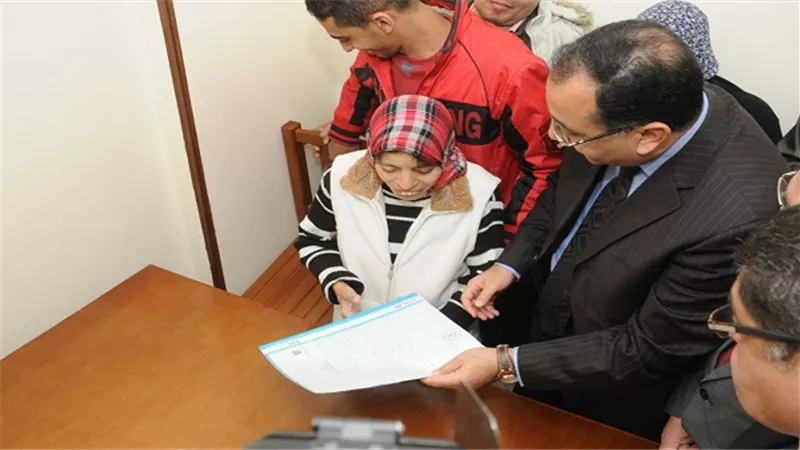 بالصور.. وزير الإسكان يسلم «فتاة العربة» شقتها بالإسكندرية