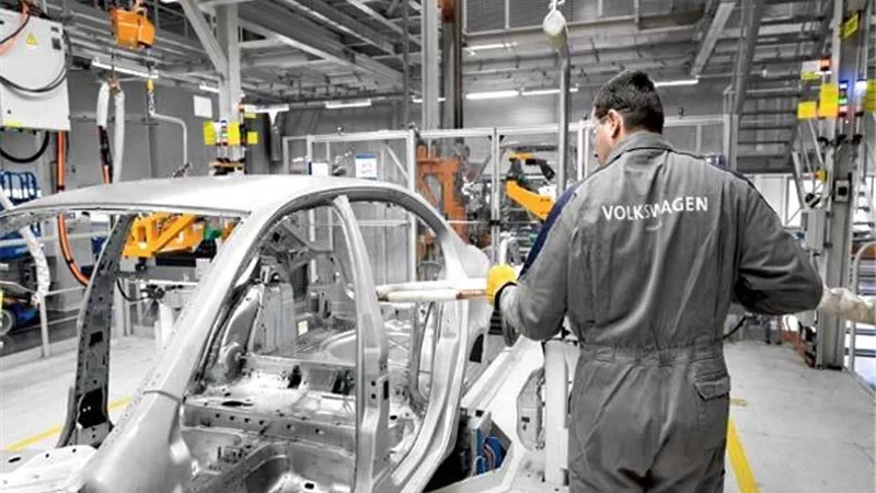 علاء عباس: مبيعات السيارات تراجعت 40%