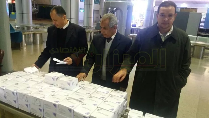 بالصور.. إحباط تهريب مستلزمات تحاليل طبية قبل تهريبها بمطار القاهرة