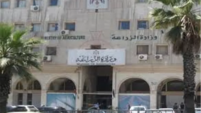 «الزراعة»: ضبط 4403 عبوات مبيدات محظورة في 10 محافظات 