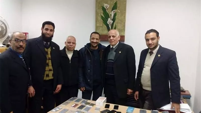 بالصور.. ضبط كمية من الهواتف المحمولة بمطار برج العرب
