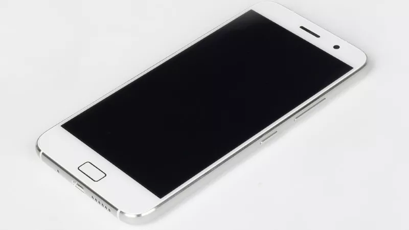 لينوفو تطلق هاتفي «MOTO Z» و«MOTO Z PLAY» 