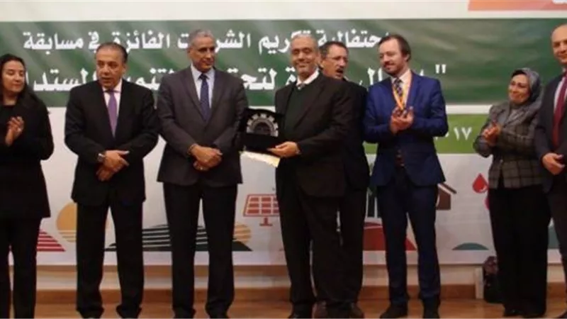 اتحاد الصناعات المصرية يمنح «العربي» جائزة الالتزام البيئي