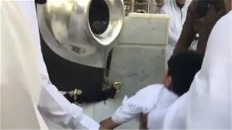 بالفيديو.. شاب قطري يطوف «الحرم المكي» بنصف جسد