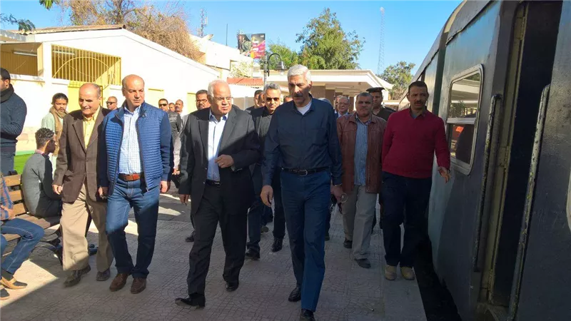 بالصور.. وزير النقل يتفقد محطة السكة الحديد بأسوان