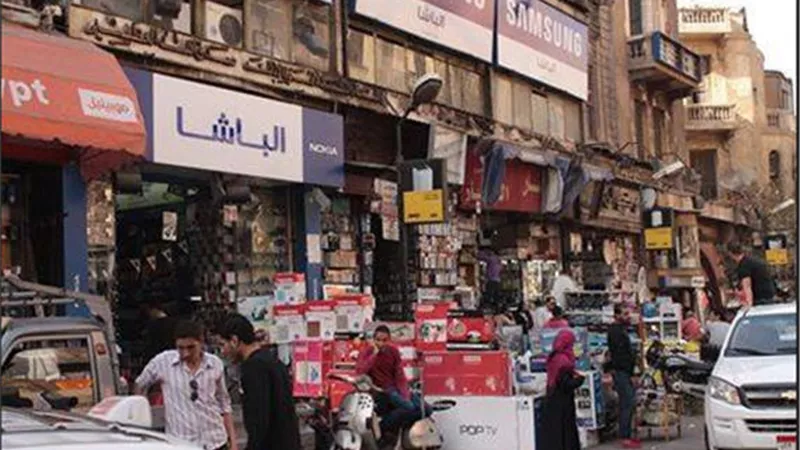 تجار «شارع عبد العزيز» يشتكون «الباعة الجائلين» للمحليات 