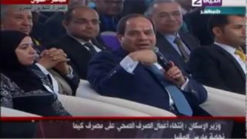 بالفيديو.. شاب ينتقد المحافظ والحكومة فى حضرة السيسي 