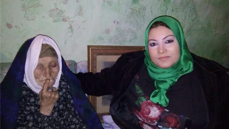 «عجوز الكرتونة» لـ «التضامن»: «مش عايزة منكم حاجة»!