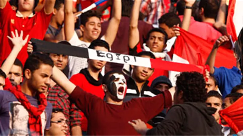 بالفيديو..الجماهير تستقبل «المنتخب» بمطار القاهرة بـ«الورود»  