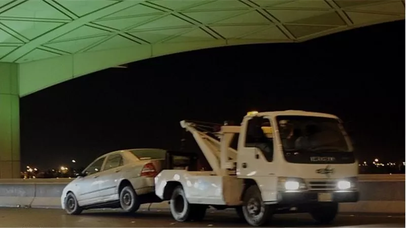 شاهد.. الطريقة الآمنة لسحب سيارة معطلة
