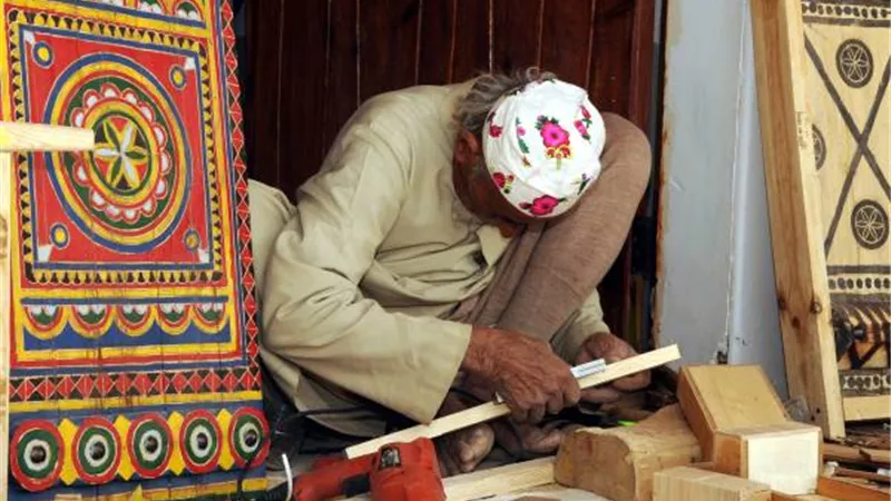 «الحرف اليدوية» تناقش نقص الخامات من الورش 
