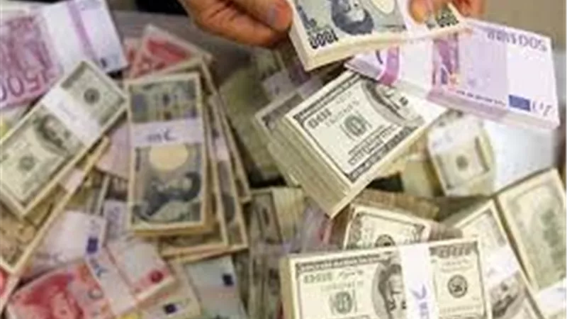 استمرار تراجع العملات الأجنبية والعربية أمام الجنيه