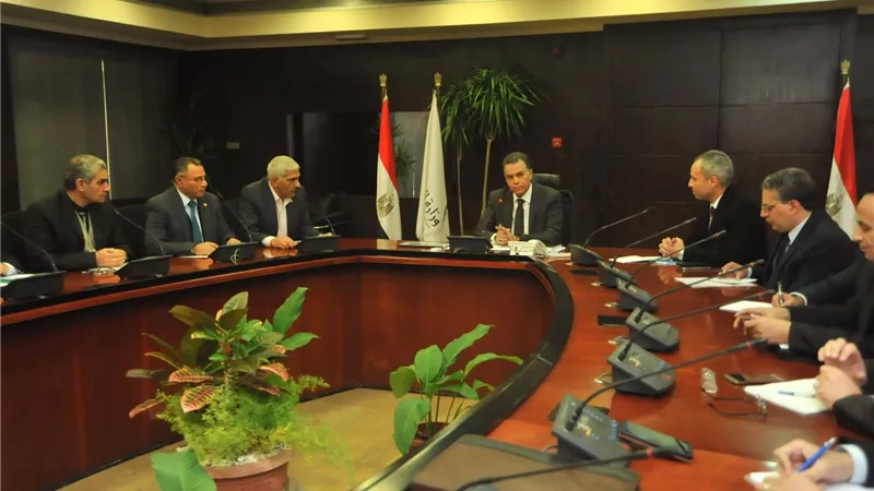 وزير النقل ينتقد المستوى المحقق بمشروعات هيئة السكك الحديدية
