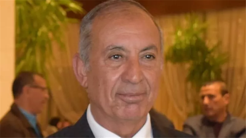 محافظ البحر الأحمر يطالب بالمعايير الدولية في تحويل شارع النصر إلى ممشى سياحي