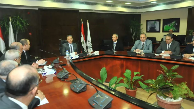 بالصور.. وزير النقل: تركيب 850 ماكينة تذاكر بالخطين الأول والثاني للمترو