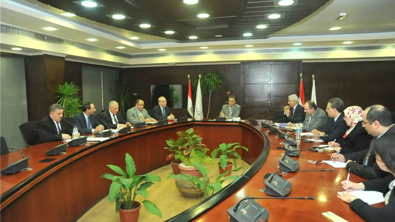 هشام عرفات يلتقي قيادات النقل البحري ورؤساء الموانئ