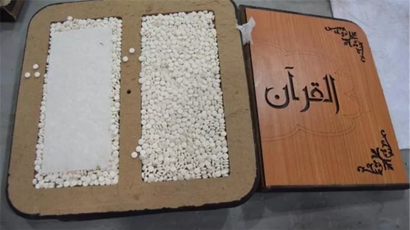 شاهد.. أحدث حيل تجار المخدرات.. تهريب 2 مليون حبة مخدر داخل «مصاحف وكتب»