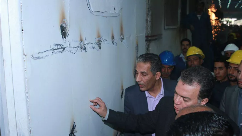 بالصور.. وزير النقل في جولة مفاجئة بمحطات القطار بالجيزة والعياط 