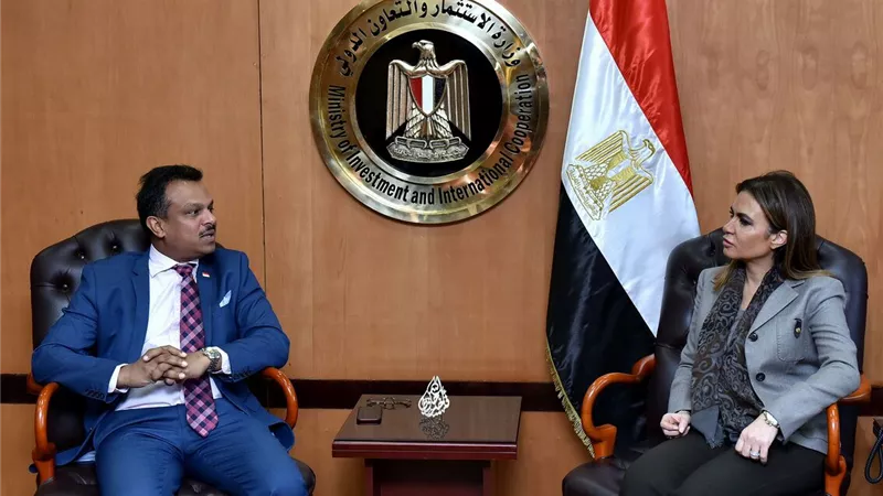 «سحر نصر» تبحث زيادة الاستثمارات السنغافورية في مصر