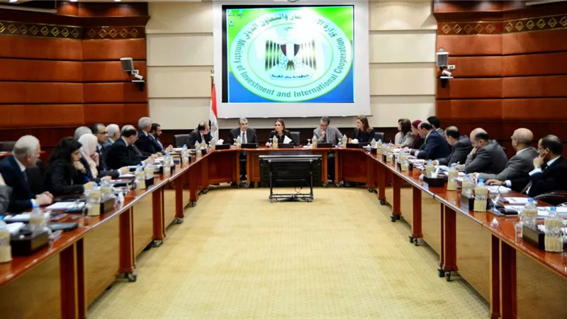 «نصر» تبحث تحسين ترتيب مصر بتقرير «أنشطة الأعمال» 