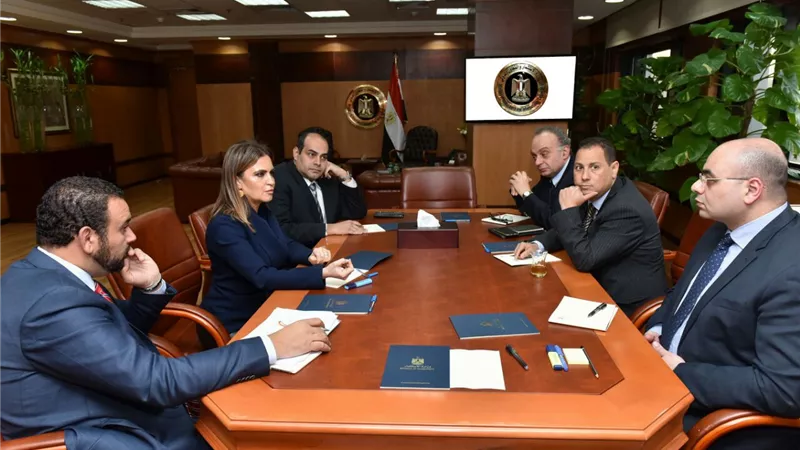 «نصر» تبحث مع «الرقابة المالية» و«البورصة» حماية صغار المستثمرين