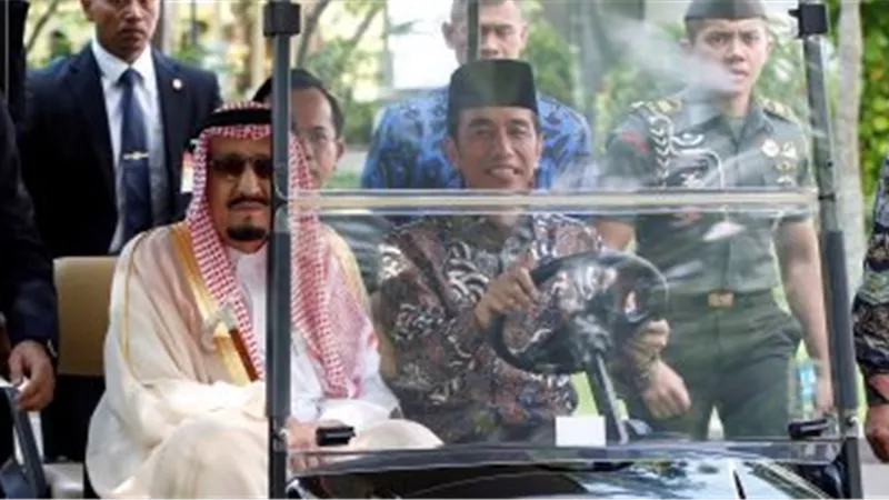 رئيس إندونسيا يقود سيارة جولف بصحبة الملك سلمان