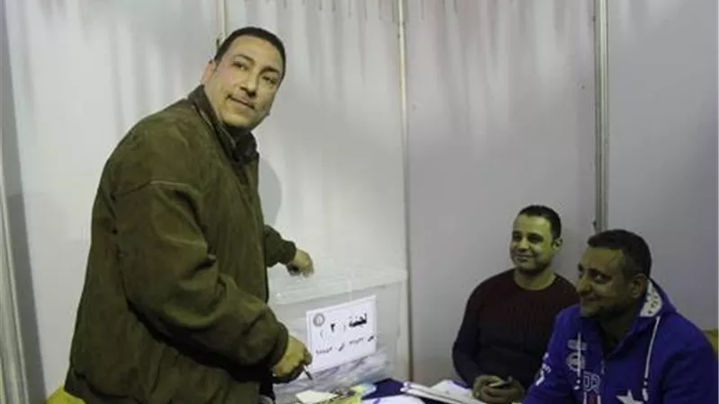 بالصور.. نقيب الصيادلة «يصِّوت» بانتخابات التجديد النصفى