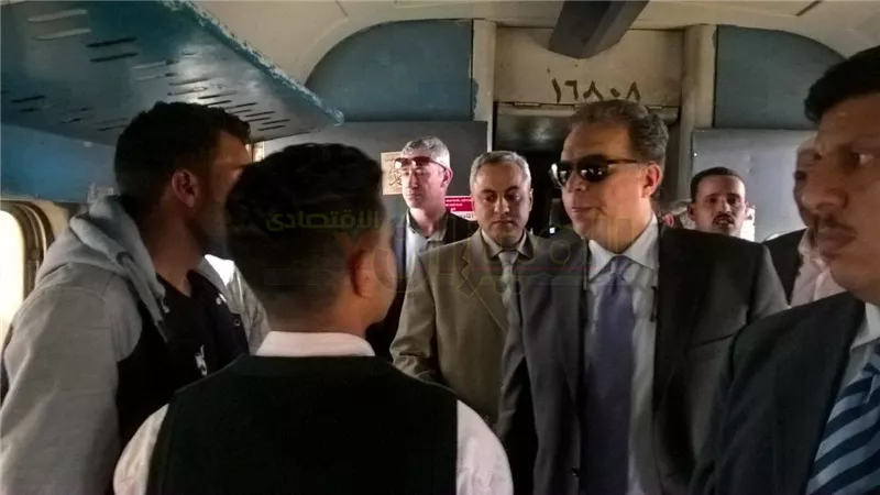 بالصور.. وزير النقل يتفقد «محطة مصر» فى زيارة مفاجئة 