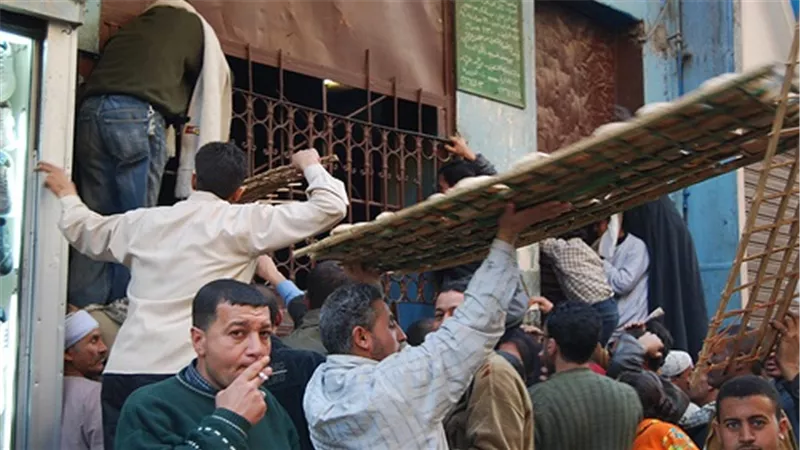أزمة الخبز تشعل المحافظات.. التموين تتهم الإعلام والمخابز.. ورئيس الوزراء يتدخل أخيرًا