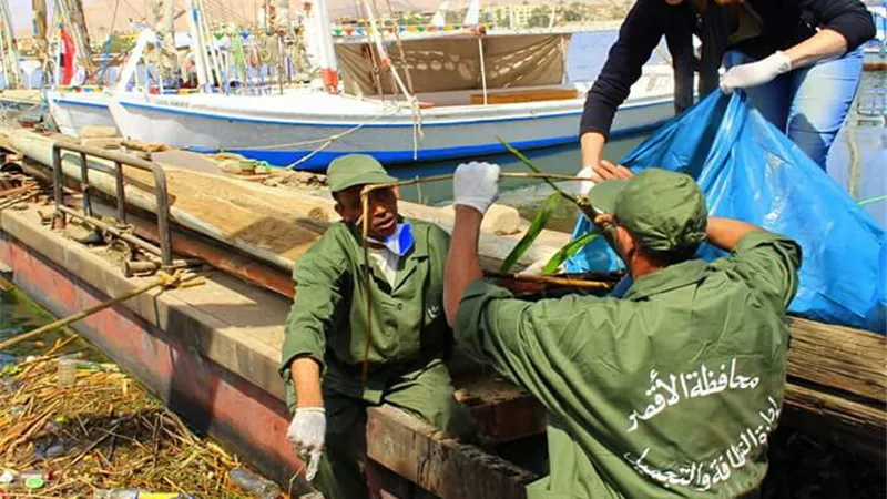«ماري».. فتاة فرنسية تدشن مبادرة لتنظيف الأقصر