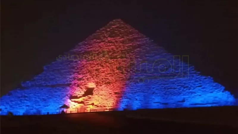 إضاءة الهرم الأكبر باللونين الأزرق والبرتقالي بمناسبة اليوم العالمي للكبد