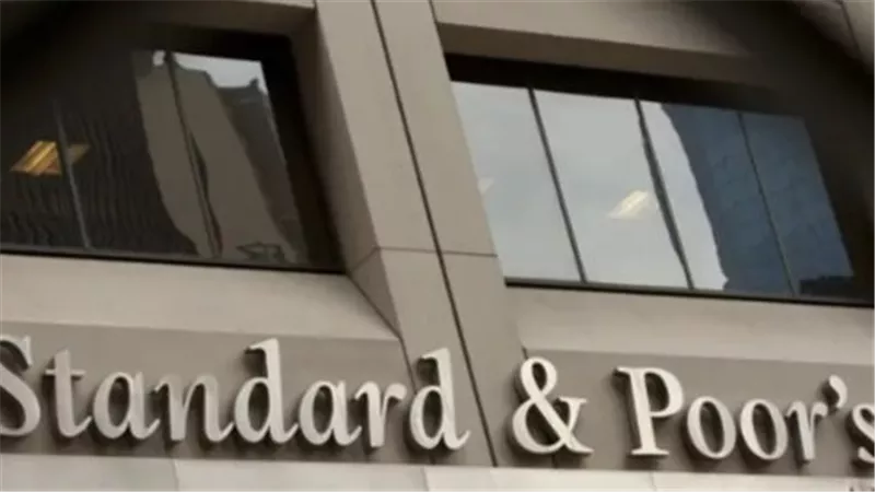 ستاندرد أند بورز تخفض التصنيف الائتماني لثلاثة بنوك مصرية