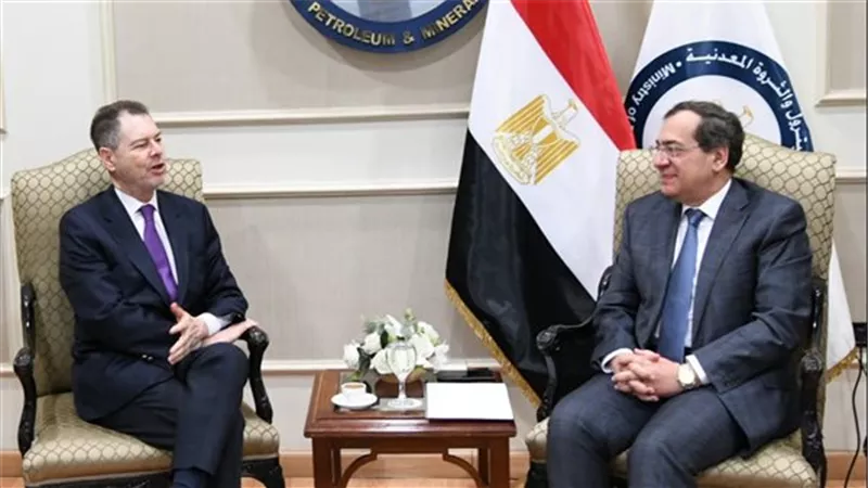 وزير البترول والسفير الإسباني يبحثان التغيرات بصناعة الطاقة