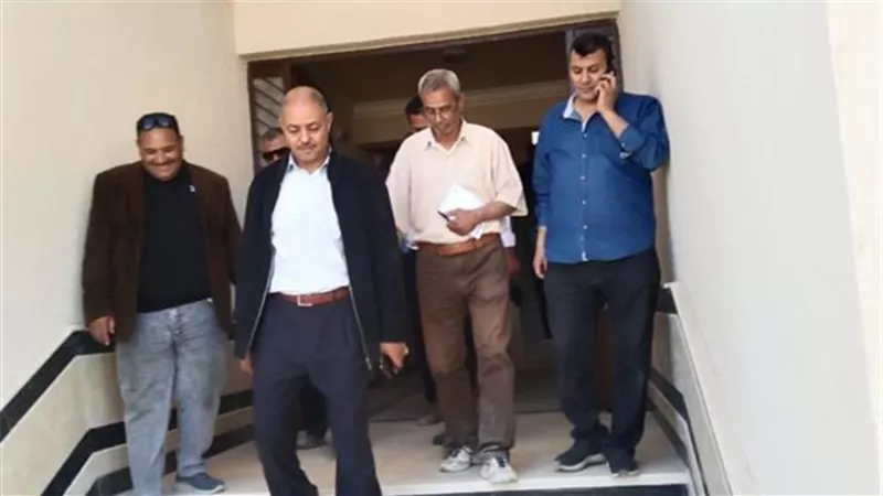 وزير الإسكان يتابع سير العمل بوحدات 