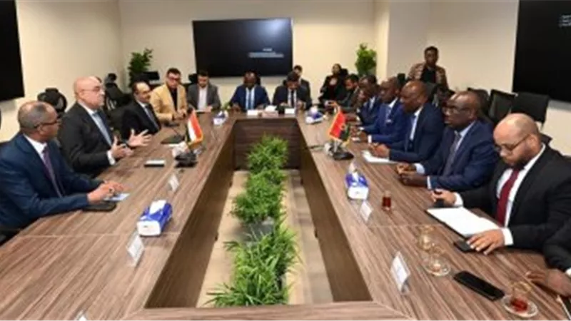 وزير الإسكان يعرض على نظيره الأنجولى التجربة العمرانية المصرية