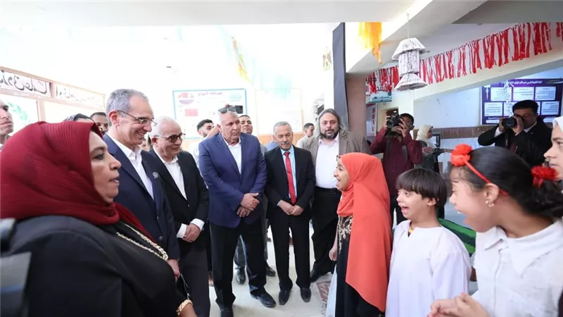 «وزير الإتصالات» يتفقد مبنى بريد السلام ومدرستى التربية الفكرية والامل للصم بالخارجة