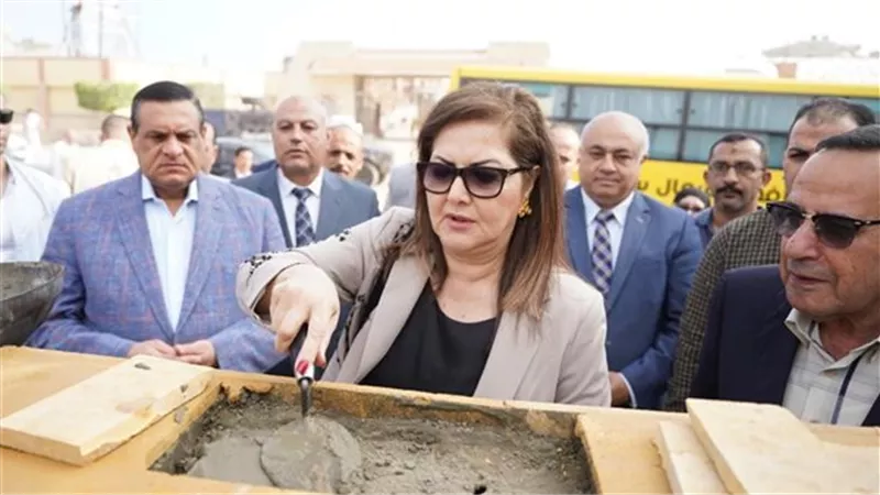 «وزيرة التخطيط» تضع حجر الأساس لمركز خدمات مصر بالعريش