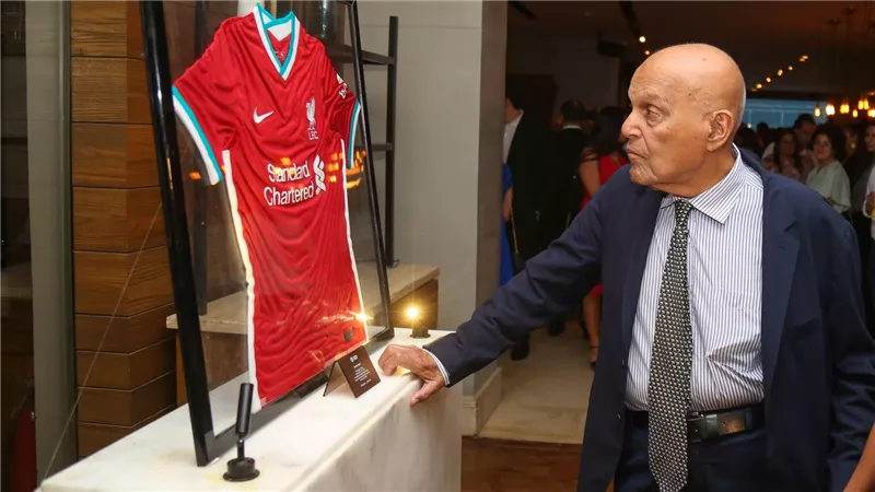 «فودافون مصر» تتبرع بقميص اللاعب محمد صلاح في مزاد لصالح مؤسسة مجدي يعقوب