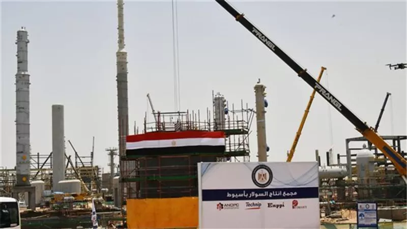 وزير البترول يتفقد مشروعات زيادة الطاقة الانتاجية للسولار بأسيوط