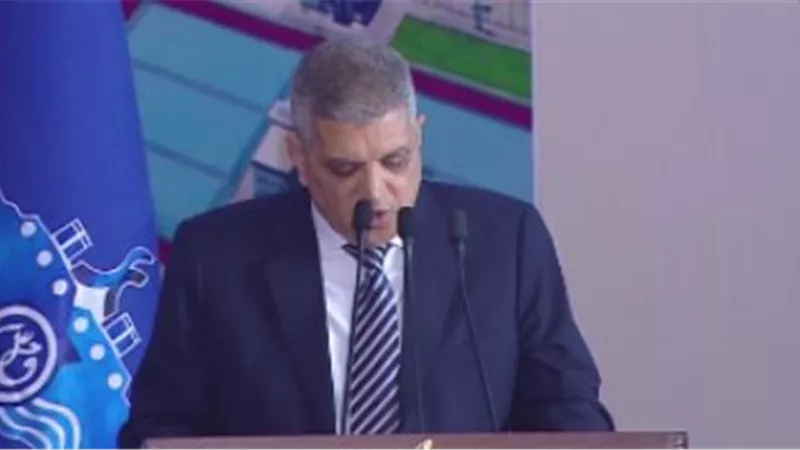ربيع: الدفع بـ3 قاطرات لسحب ناقلة بترول تعطلت أثناء عبور قناة السويس