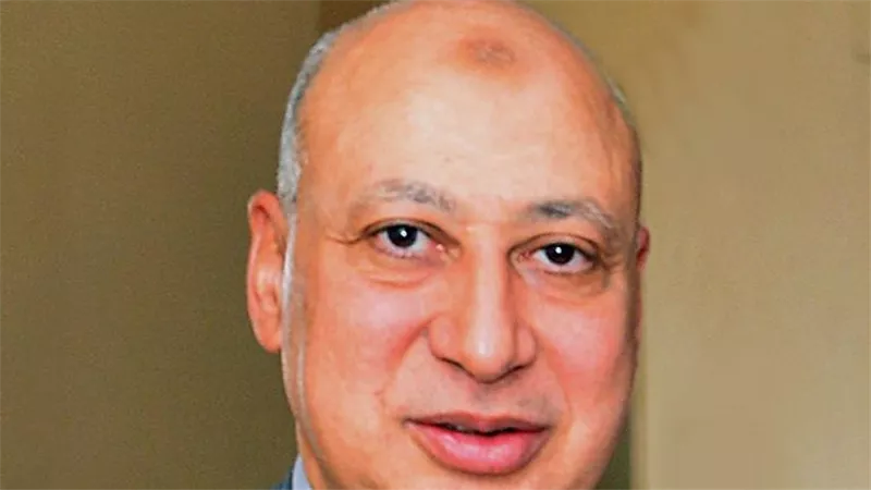 وزير المالية يكريم مختار توفيق رئيس الضرائب السابق لمجهوداته في تطوير المصلحة