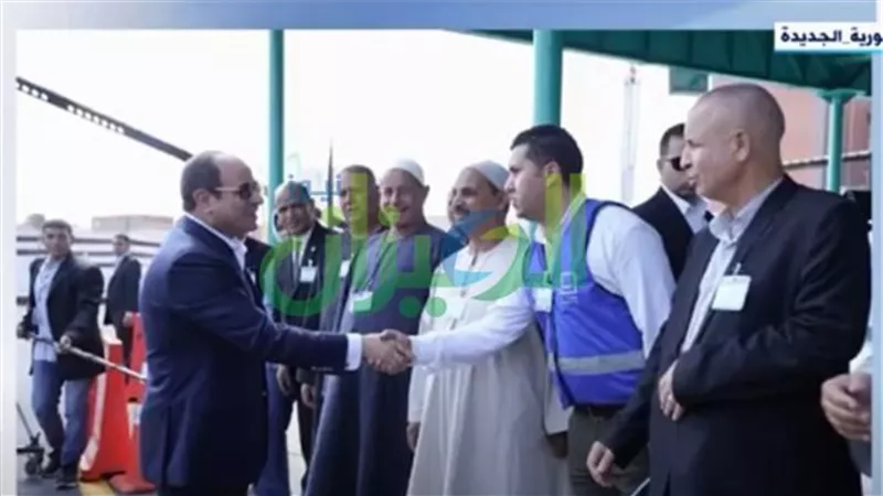 السيسي يتوقف خلال جولته ويدير حوارا مع المواطنين بقرية الأبعادية