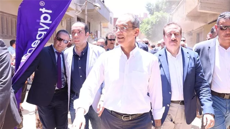 «وزير الاتصالات» يتفقد أعمال مد كابلات الألياف الضوئية في المنوفية 
