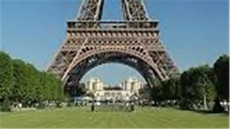 إخلاء برج إيفل  بعد  تهديد بوجود قنبلة