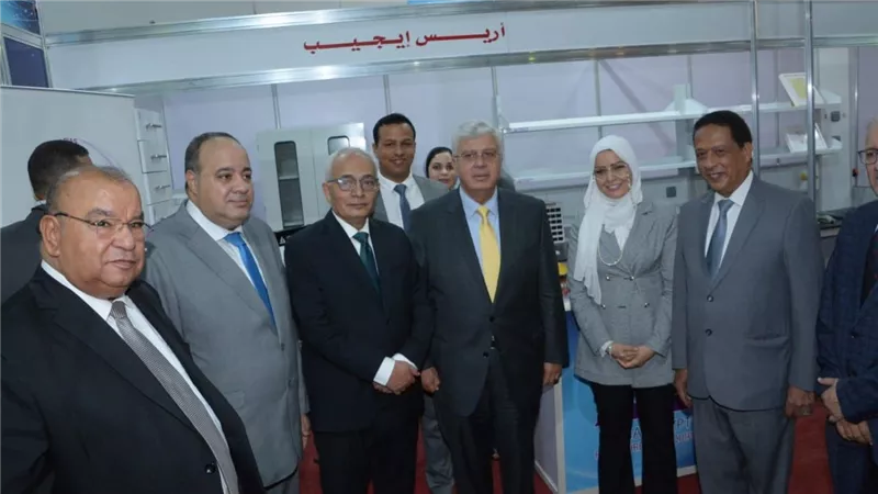 «عاشور» يتفقد جناح «أريس ايجيبت» في معرض التعليم العالي