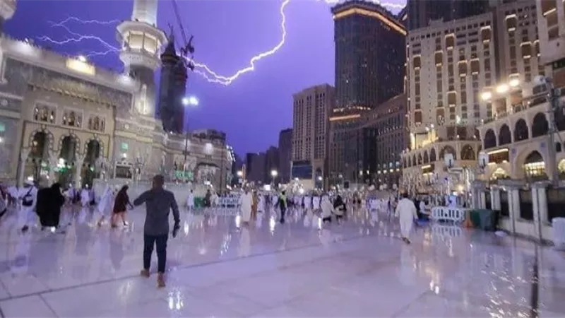 السعودية تعلن الإنذار الأحمر أمطار غزيرة وسيول وبرد