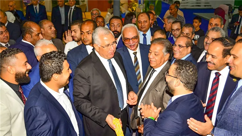 «وزير الزراعة» يتفقد جناح «تكنو سيدز» في معرض صحارى الدولي